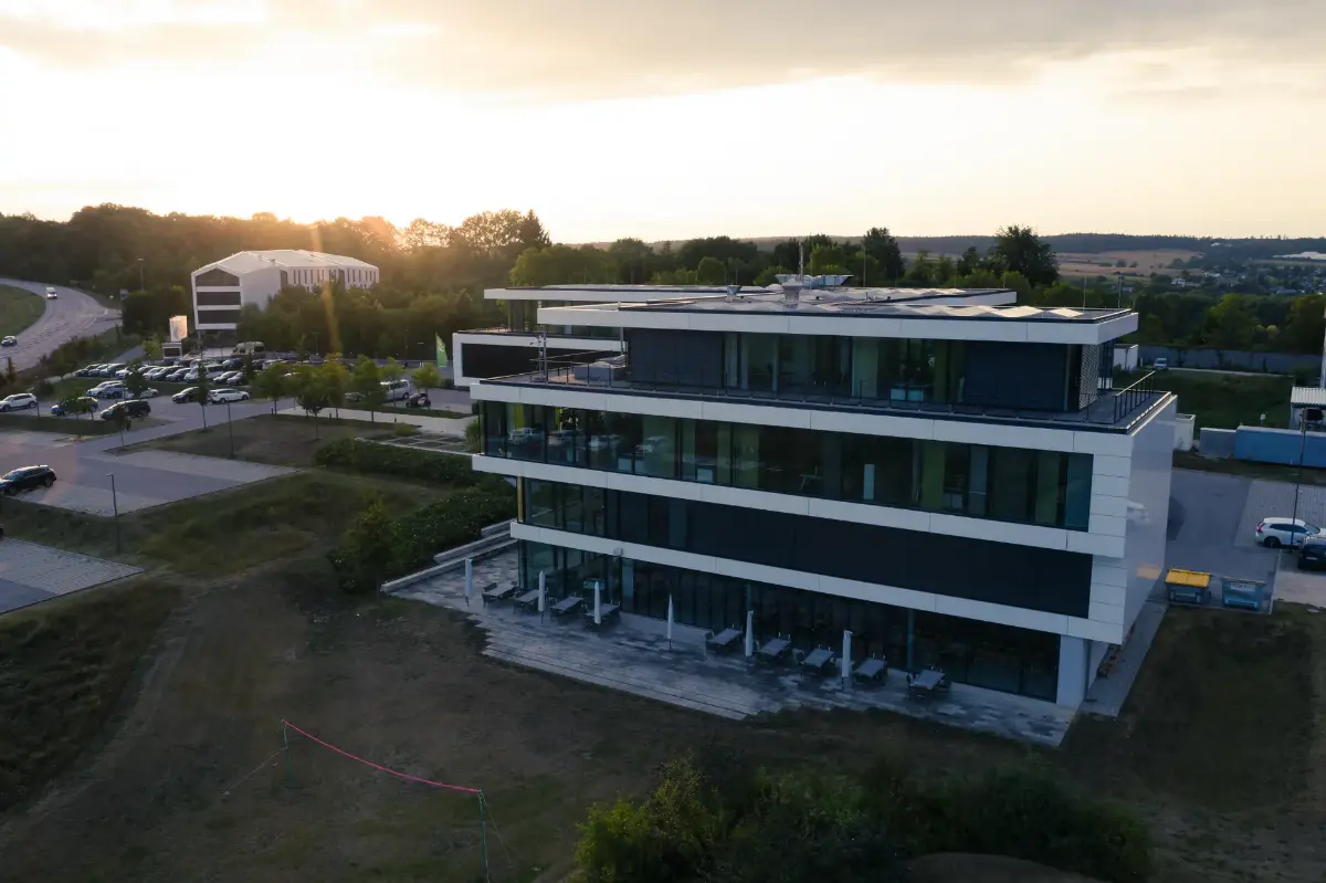 Gebäude des ABUS Security Centers im Abendlicht