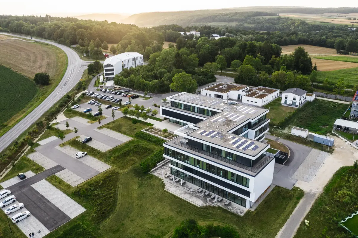 Luftaufnahme des ABUS Security Centers mit Bürogebäude und Außenanlagen